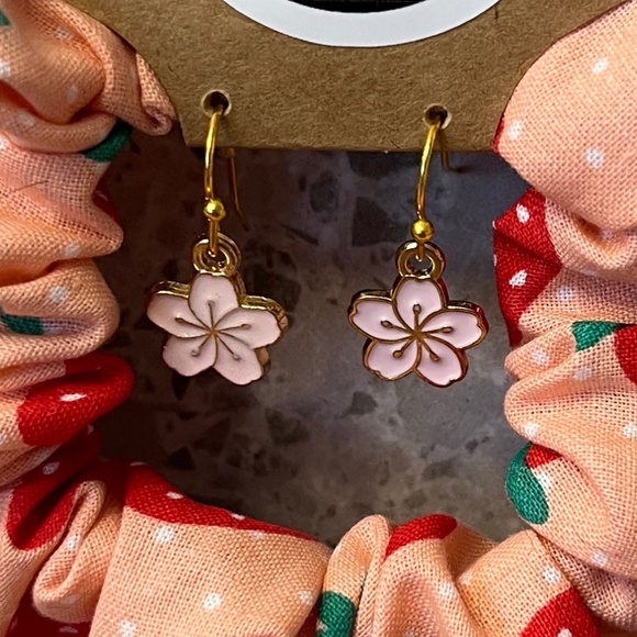 Handmade Strawberrry Print Scrunchie with matching Flower Earrings - Picture 2 of 8